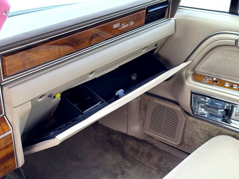 Used 1989 Lincoln Town Car Signature image 44