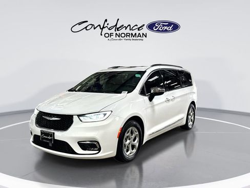 Used 2023 Chrysler Pacifica Limited FWD image 3