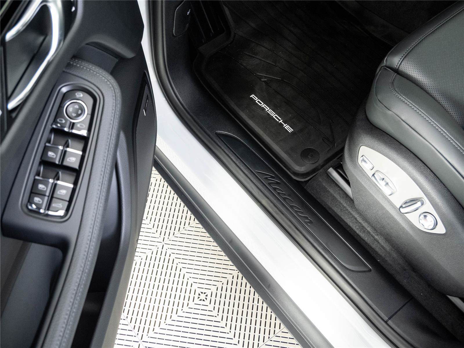 New 2026 Porsche Macan Turbo AWD/4WD image 8