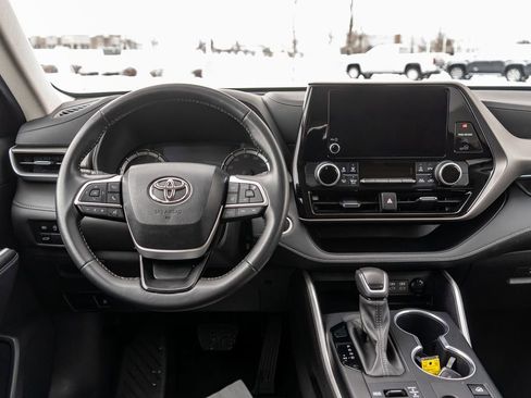 Used 2024 Toyota Highlander LE image 17