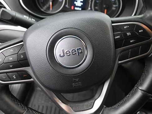 Used 2019 Jeep Cherokee Latitude Plus AWD/4WD image 14