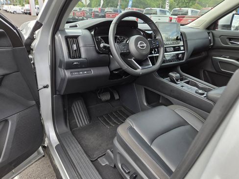 Used 2025 Nissan Pathfinder SL w/ SL Premium Package AWD/4WD image 11