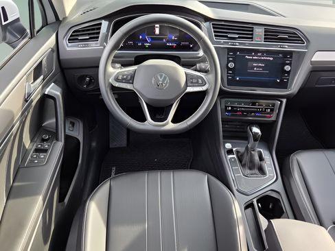 Certified 2024 Volkswagen Tiguan SE w/ Panoramic Sunroof Package FWD image 30