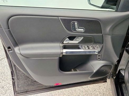 Used 2024 Mercedes-Benz EQB 300 4MATIC image 11