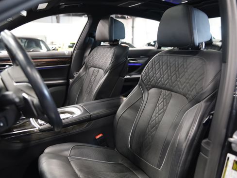 Used 2019 BMW 750i xDrive w/ Executive Package AWD/4WD image 18