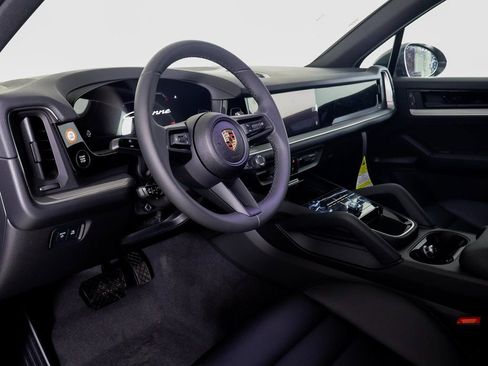 Certified 2025 Porsche Cayenne image 4