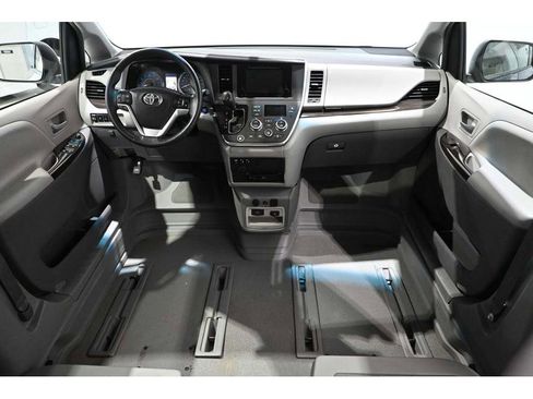 Used 2016 Toyota Sienna XLE Premium FWD image 21