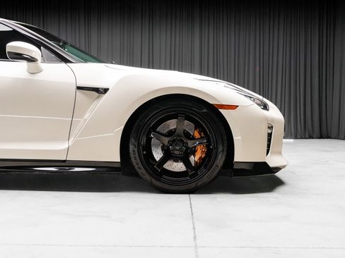 Used 2021 Nissan GT-R Premium image 29