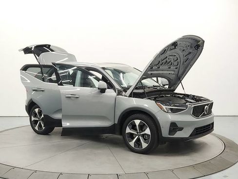 Used 2024 Volvo XC40 B5 Plus AWD/4WD image 9