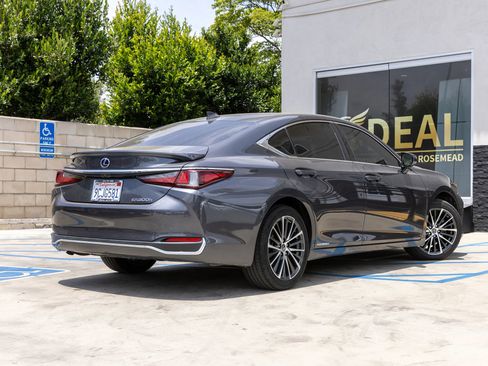 Used 2022 Lexus ES 300h w/ Accessory Package FWD image 11