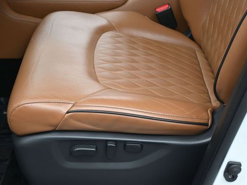 Used 2023 INFINITI QX80 Sensory w/ All-Season Package image 19