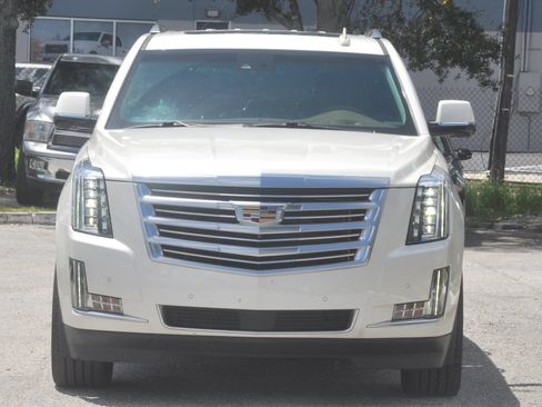 Used 2015 Cadillac Escalade Platinum RWD image 3