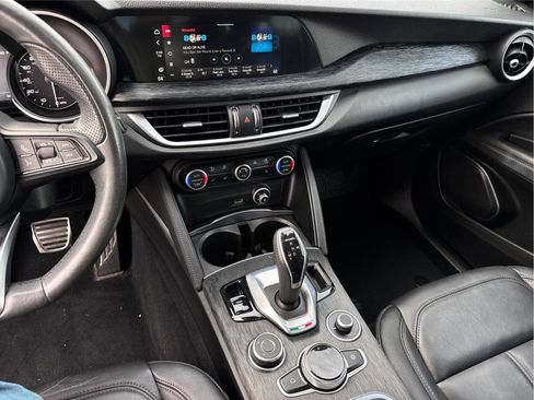 Used 2022 Alfa Romeo Stelvio Sprint image 19