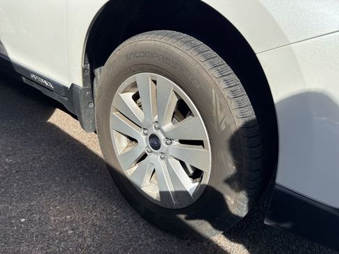 Used 2019 Subaru Outback 2.5i Premium image 4