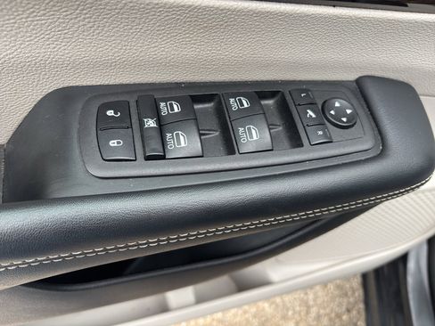 Used 2023 Chrysler Pacifica Limited image 15