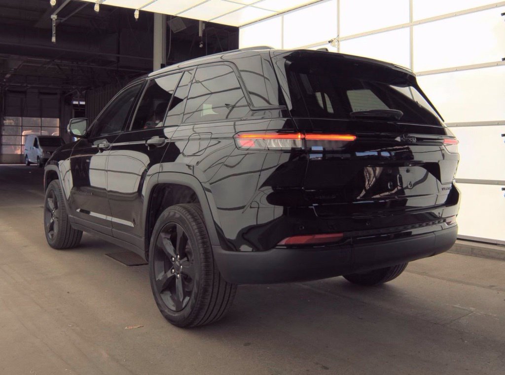 Used 2024 Jeep Grand Cherokee Limited w/ Black Appearance Package AWD/4WD image 8