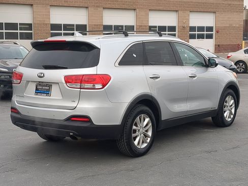 Used 2016 Kia Sorento LX w/ LX Convenience Package image 5