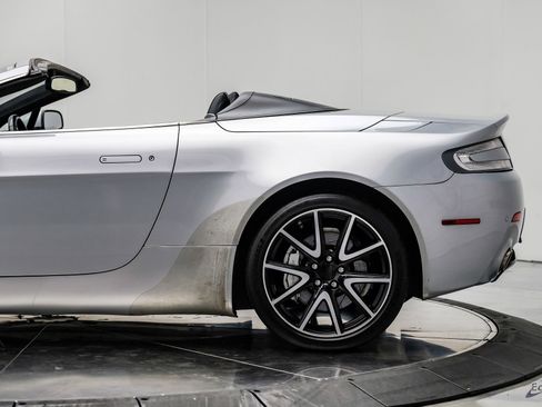 Used 2009 Aston Martin V8 Vantage Convertible image 10