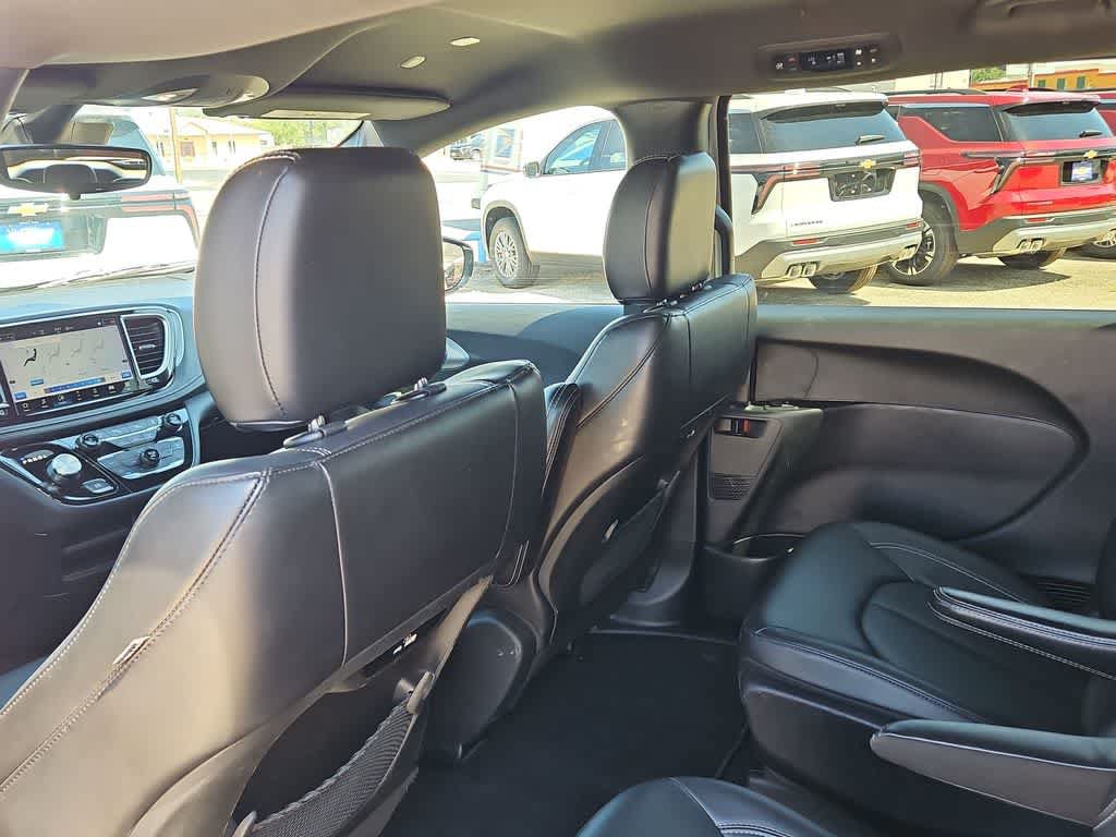 Used 2024 Chrysler Pacifica Limited FWD image 16