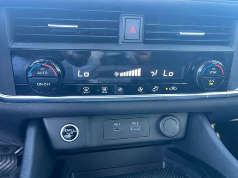 Used 2023 Nissan Rogue SV FWD image 15
