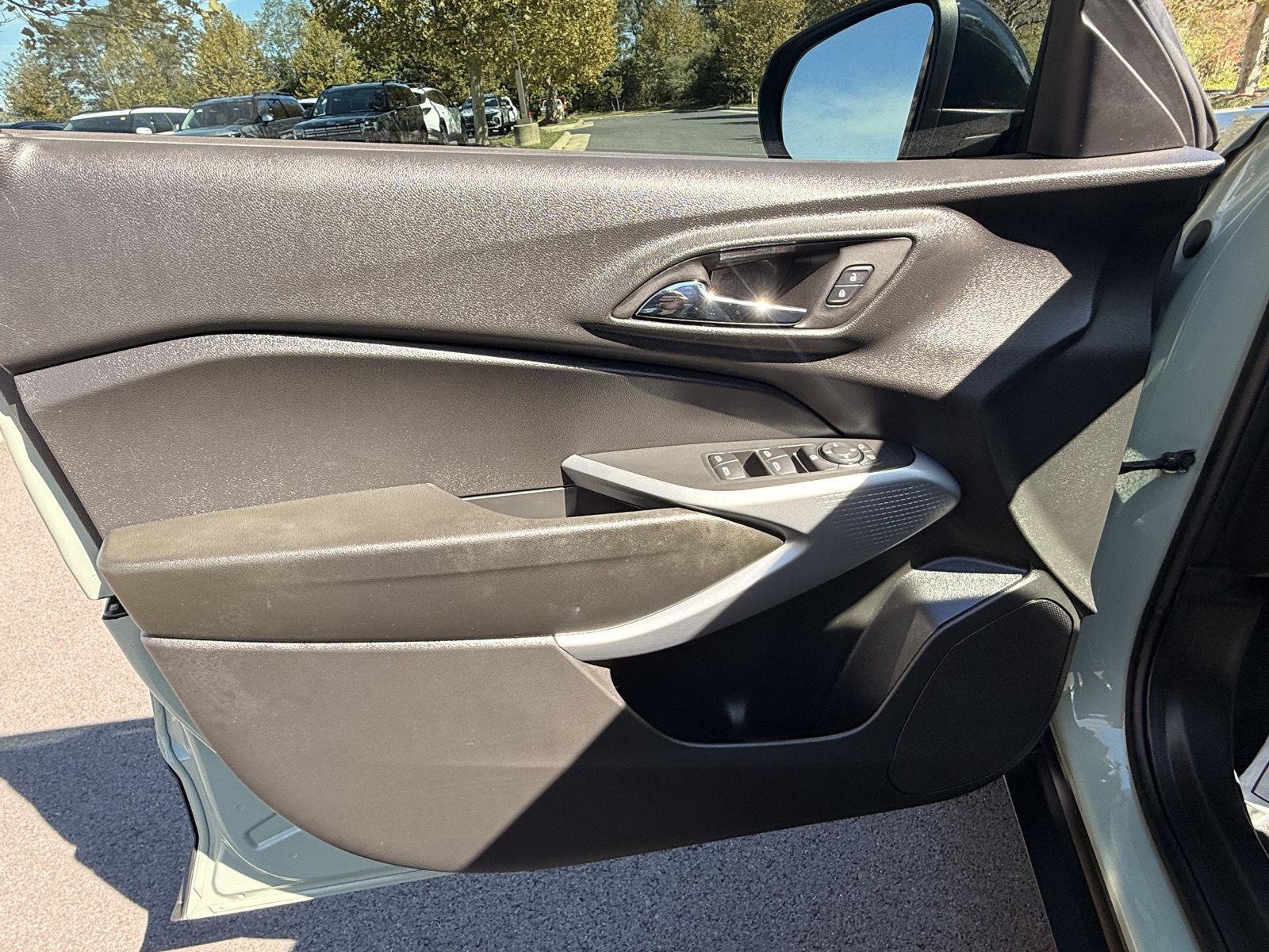 Used 2024 Chevrolet Trax RS w/ Sunroof Package FWD image 12