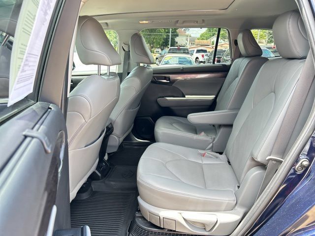Used 2022 Toyota Highlander Platinum AWD/4WD image 18