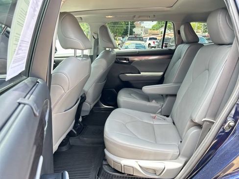 Used 2022 Toyota Highlander Platinum AWD/4WD image 18