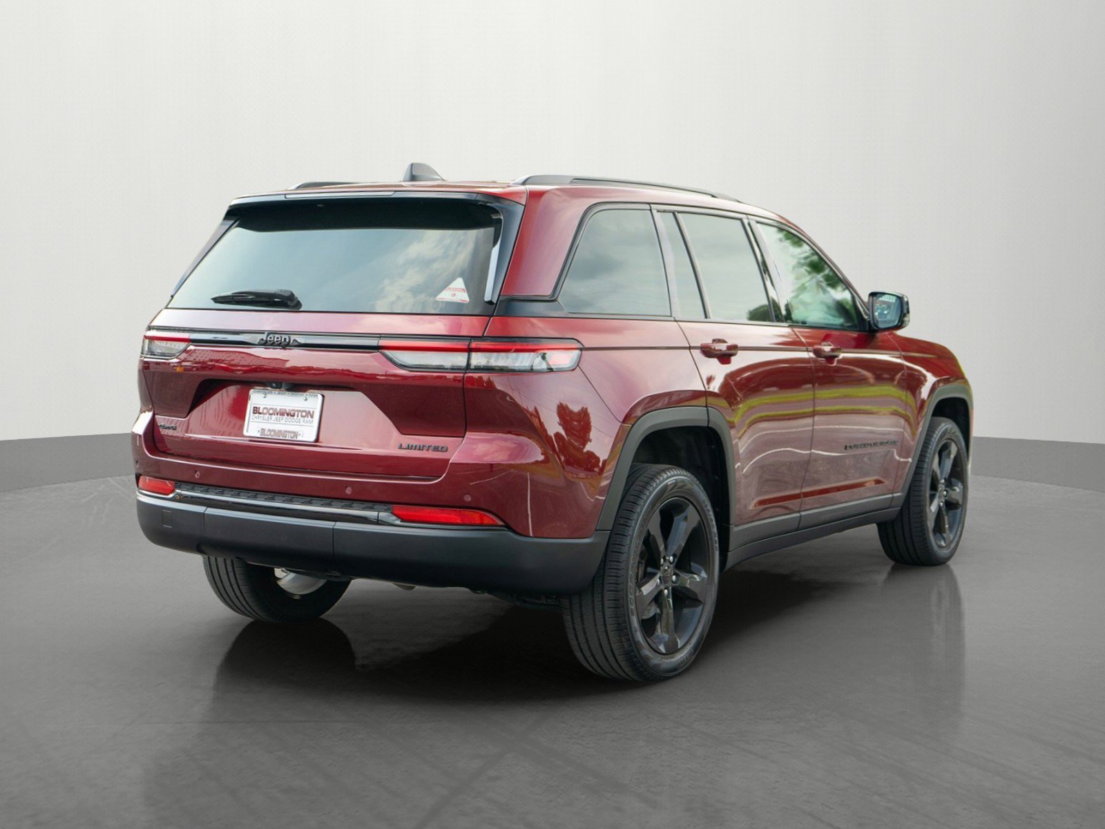 Used 2024 Jeep Grand Cherokee Limited w/ Black Appearance Package AWD/4WD image 7