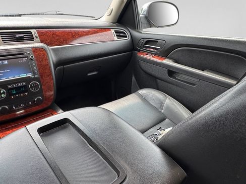 Used 2013 Chevrolet Suburban LTZ AWD/4WD image 27