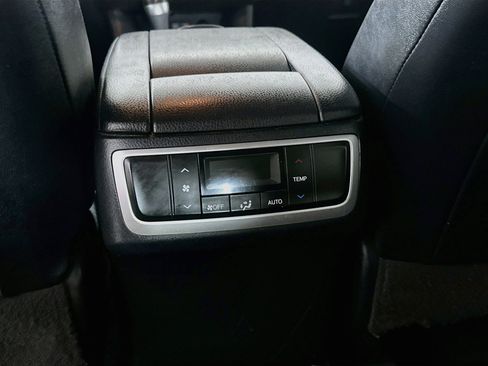 Used 2019 Toyota Highlander XLE FWD image 25
