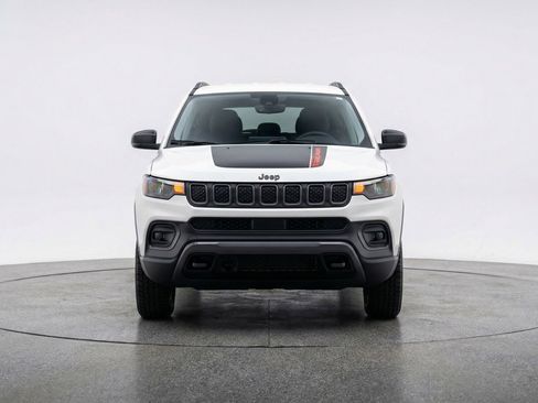 Used 2025 Jeep Compass Trailhawk AWD/4WD image 2