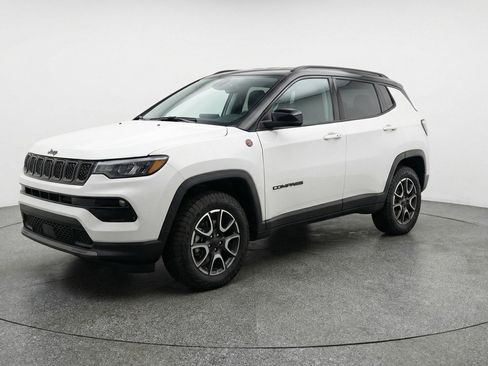 Used 2025 Jeep Compass Trailhawk AWD/4WD image 3