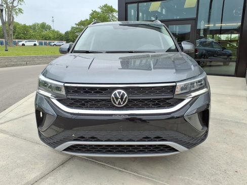 Used 2023 Volkswagen Taos SE FWD image 2