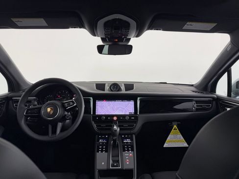 Certified 2026 Porsche Macan AWD/4WD image 18