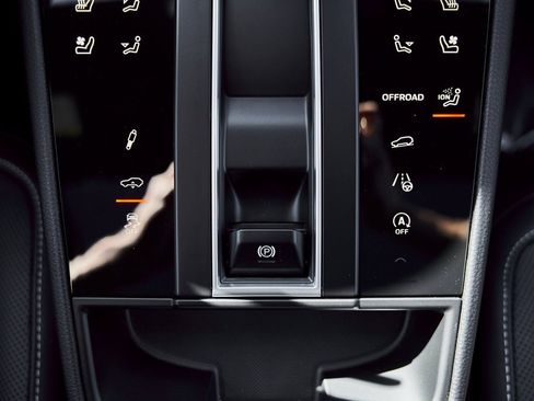 Used 2025 Porsche Macan GTS image 68