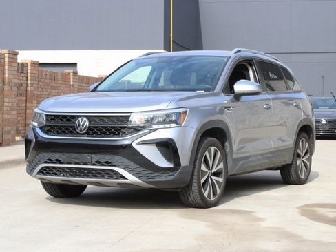 Used 2024 Volkswagen Taos SE image 2