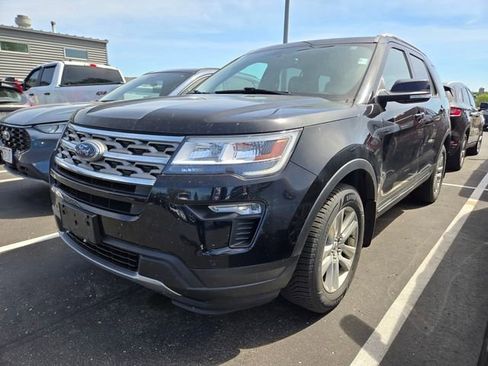 Used 2018 Ford Explorer XLT w/ Equipment Group 202A AWD/4WD image 4