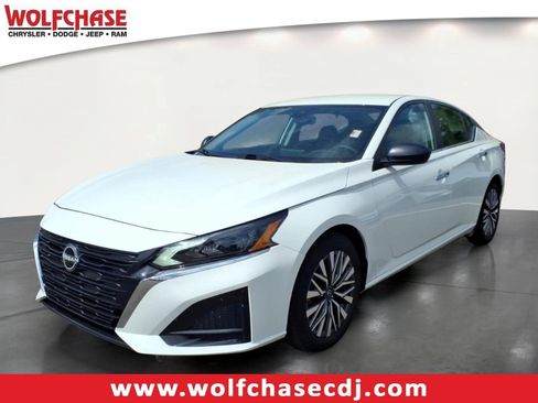Used 2025 Nissan Altima 2.5 SV FWD image 1