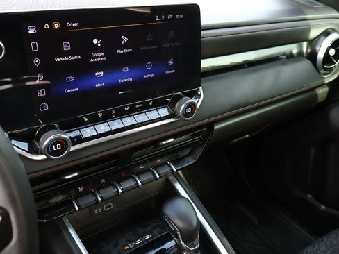 Used 2024 Chevrolet Colorado Z71 w/ Z71 Convenience Package 2 image 17