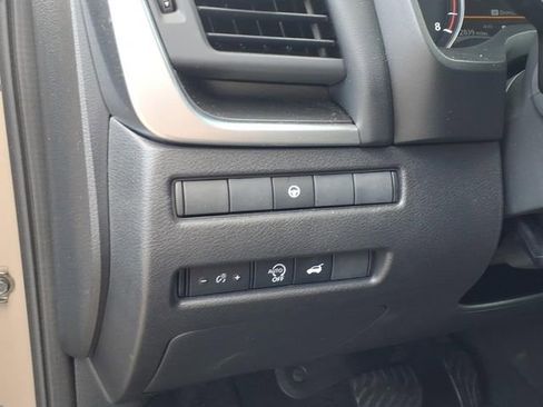 Used 2025 Nissan Rogue SV AWD/4WD image 19