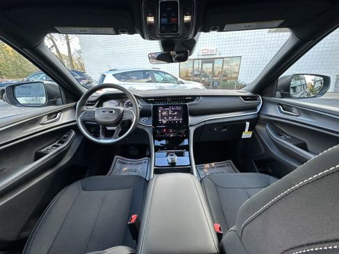 New 2025 Jeep Grand Cherokee Laredo X w/ Luxury Tech Group I image 17