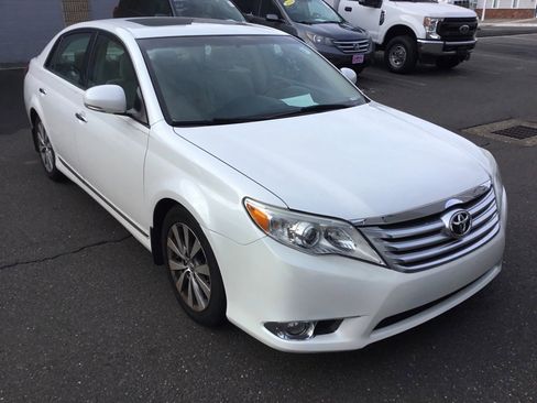 Used 2011 Toyota Avalon Limited image 2