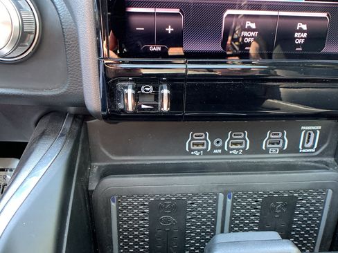 Used 2025 RAM 1500 Laramie AWD/4WD image 17