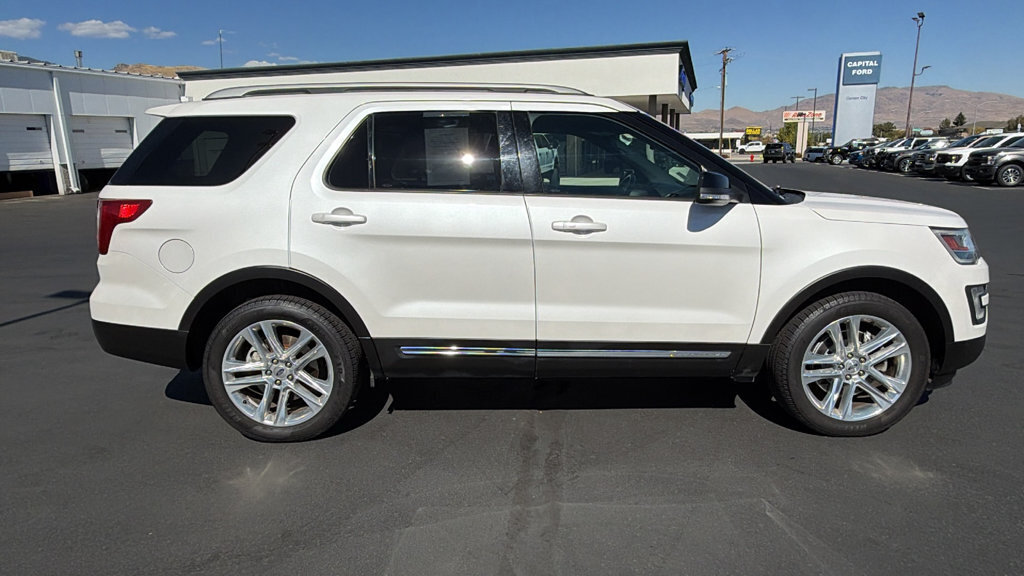 Used 2017 Ford Explorer XLT w/ Equipment Group 201A AWD/4WD image 2