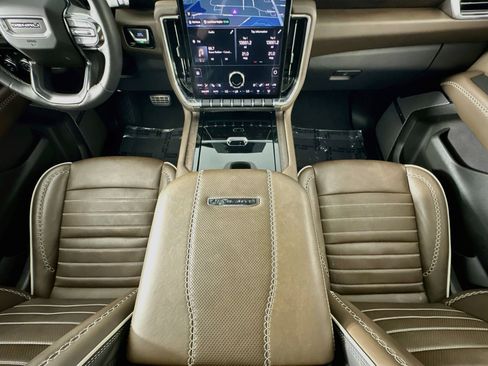 Used 2026 GMC Yukon XL Denali Ultimate w/ LPO, Illumination Package AWD/4WD image 23