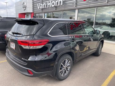 Used 2017 Toyota Highlander XLE image 3