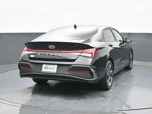 Used 2025 Hyundai Elantra SEL FWD image 13