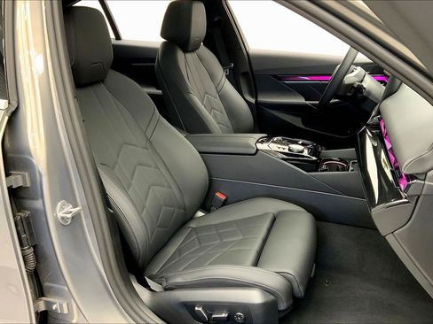 Used 2025 BMW i5 xDrive40 w/ Premium Package image 17