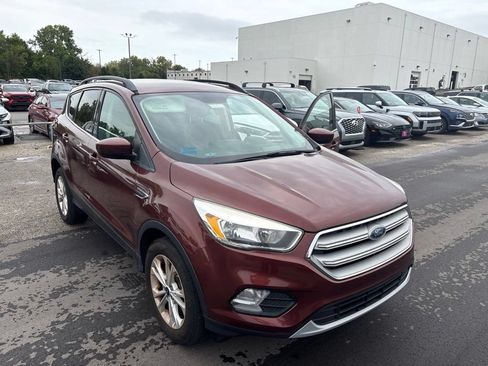 Used 2018 Ford Escape SE w/ SE Sync 3 Package FWD image 2