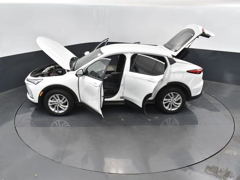 Used 2025 Buick Envista Preferred image 49